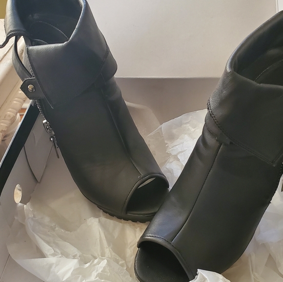 Guess Platform Black booties Sz 8 - Picture 3 of 5